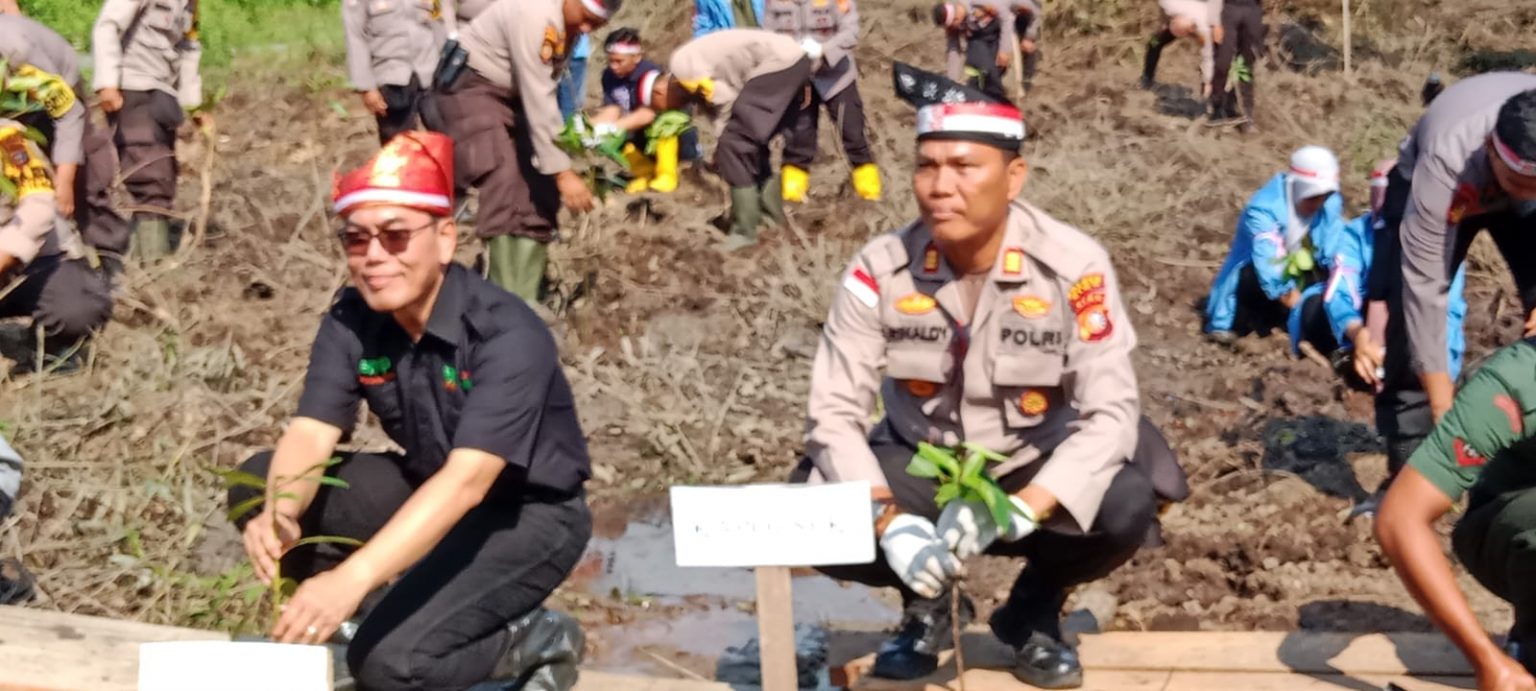 Penghijauan Sejak Dini, Polsek Sungai Apit Lakukan Kegiatan Penanaman Pohon